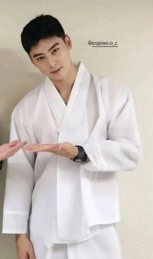 A moment captured by a fan of Cha Eunwoo