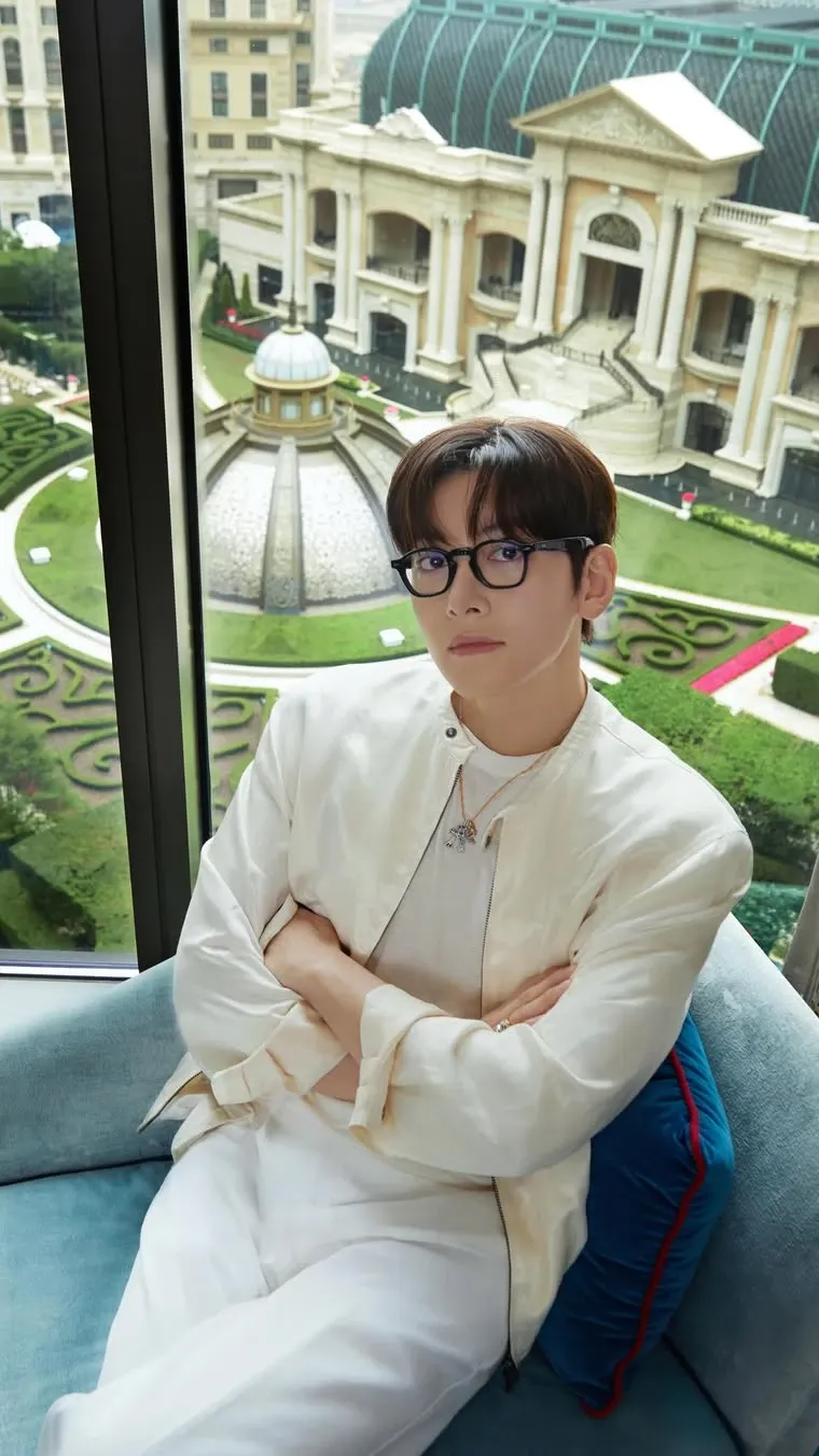Behind-the-scenes cut of Ji Changwook