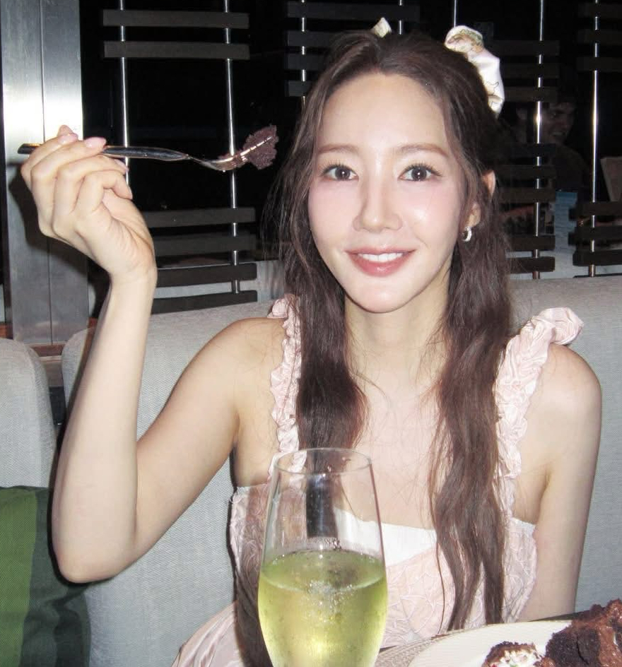Behind-the-scenes cut of Park Minyoung