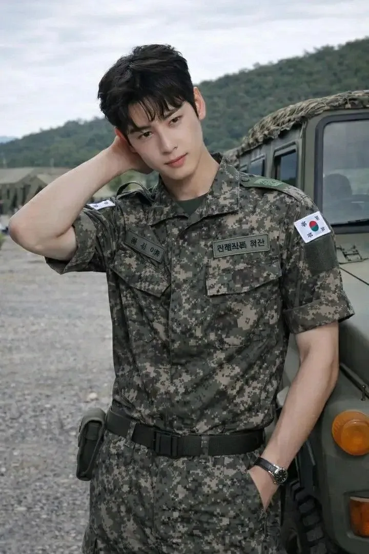 A moment captured by a fan of Cha Eunwoo