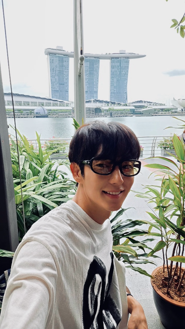 Behind-the-scenes cut of Lee Joongi