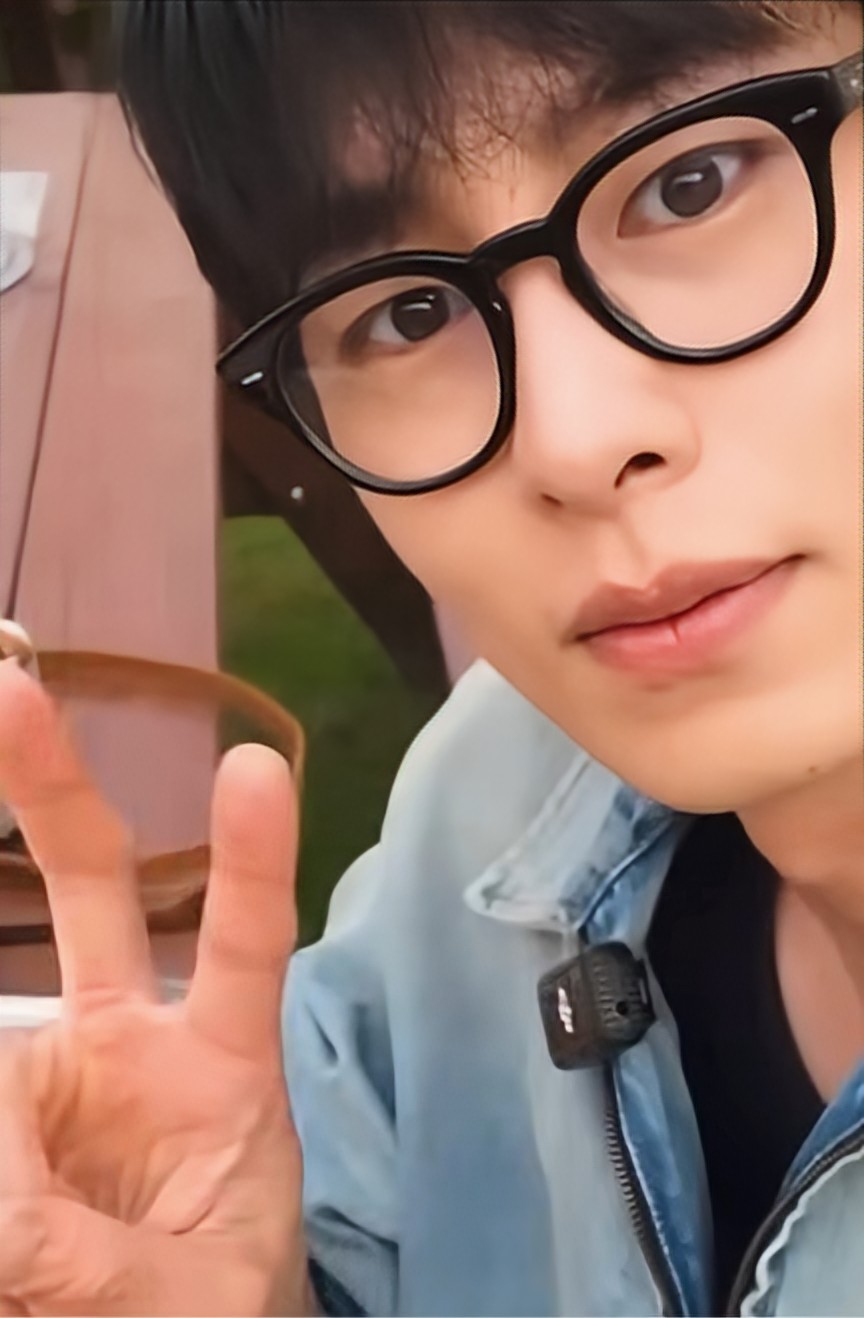 A moment captured by a fan of Lee Jaewook