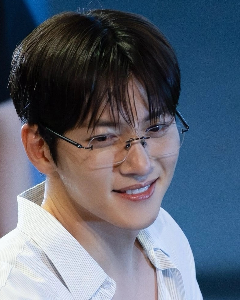 Behind-the-scenes cut of Ji Changwook