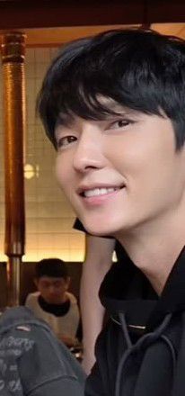 Konten selebriti populer yang sedang hangat di komunitas