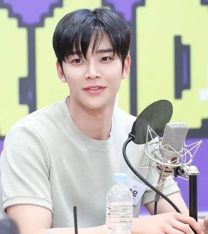 Momen yang diabadikan oleh penggemar Rowoon