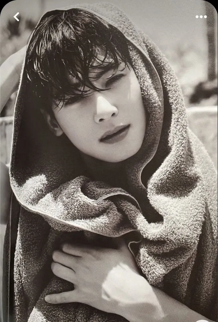 Behind-the-scenes cut of Cha Eunwoo