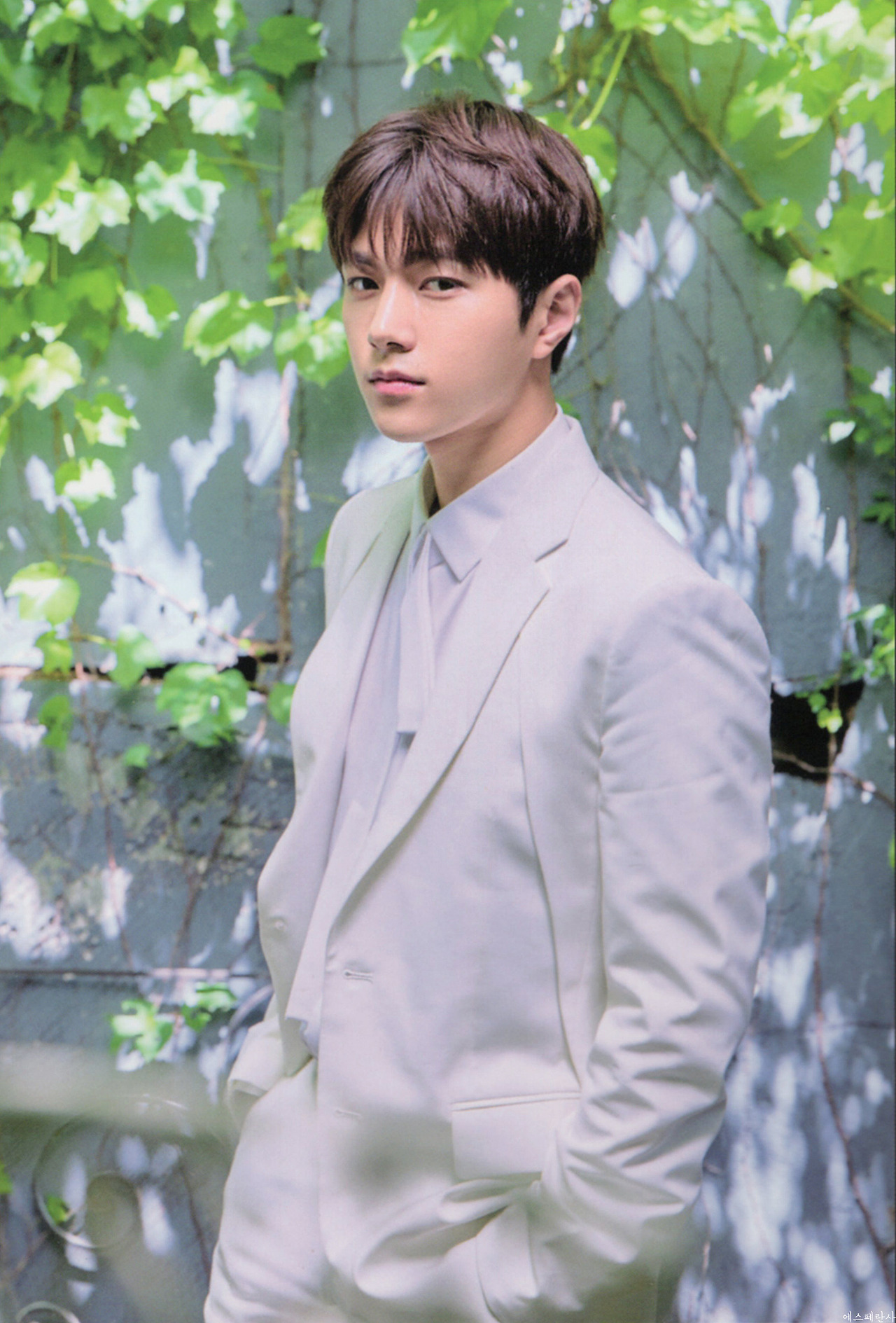 Behind-the-scenes cut of Kim Myungsoo (L)