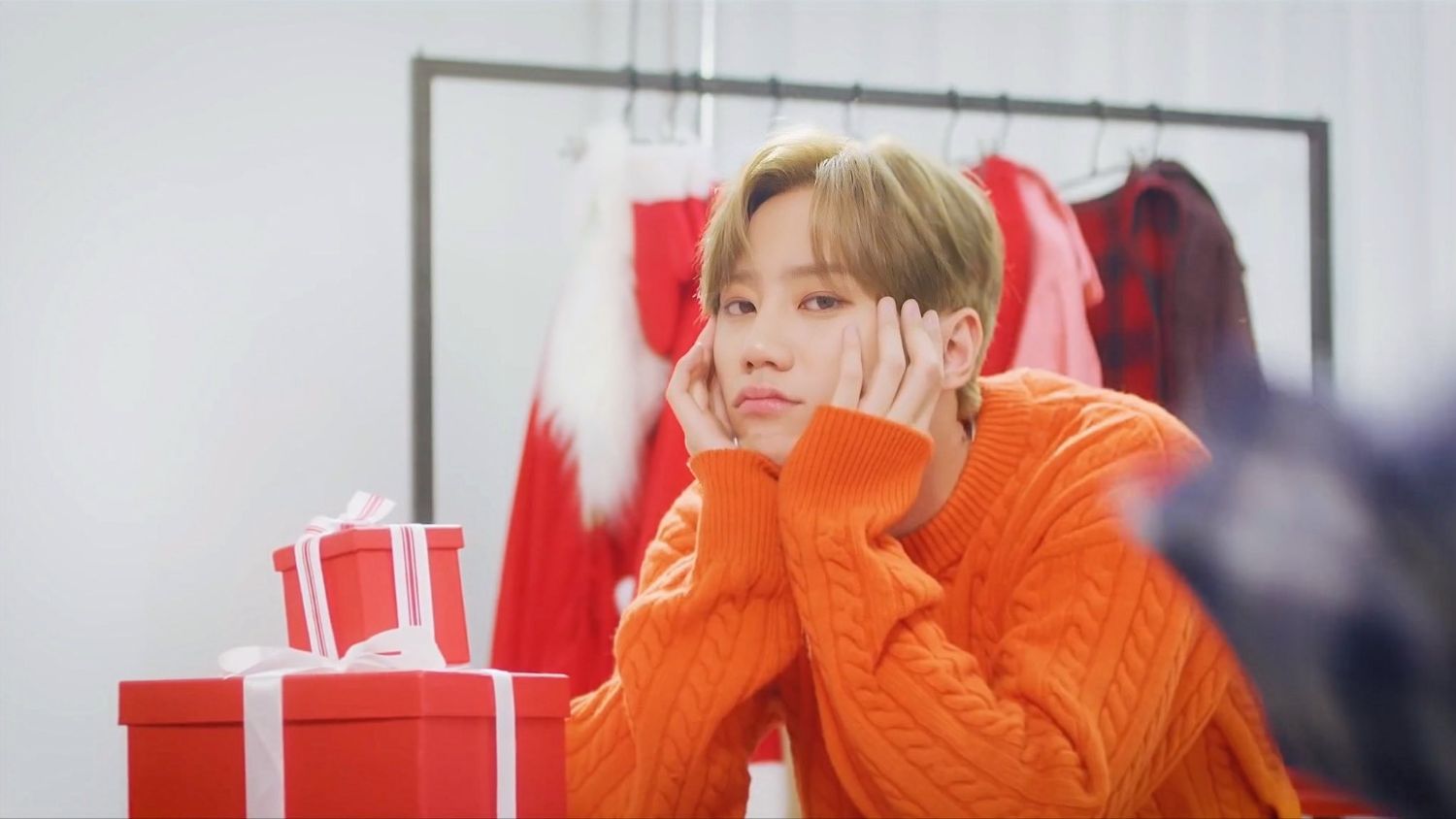 Behind-the-scenes cut of Lee Junyoung