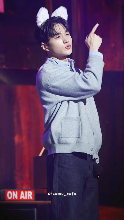 Behind-the-scenes cut of Kim Myungsoo (L)