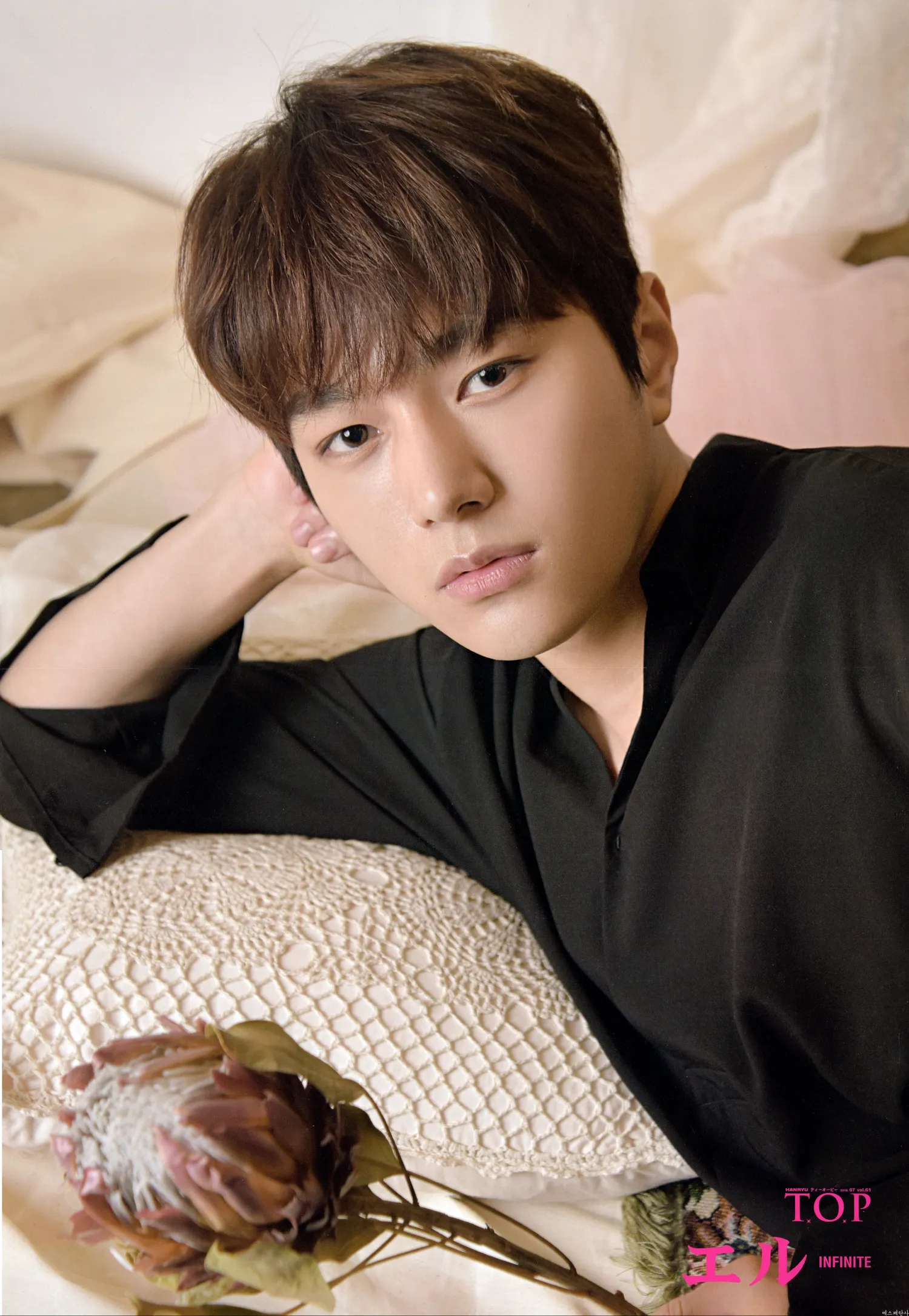 A moment captured by a fan of Kim Myungsoo (L)