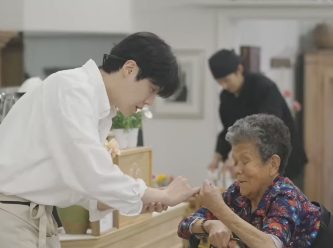 Behind-the-scenes cut of Kim Seonho