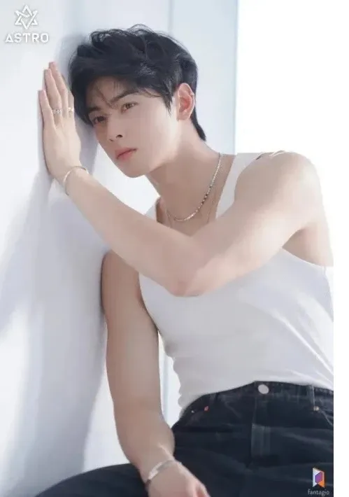 Latest photo of Cha Eunwoo