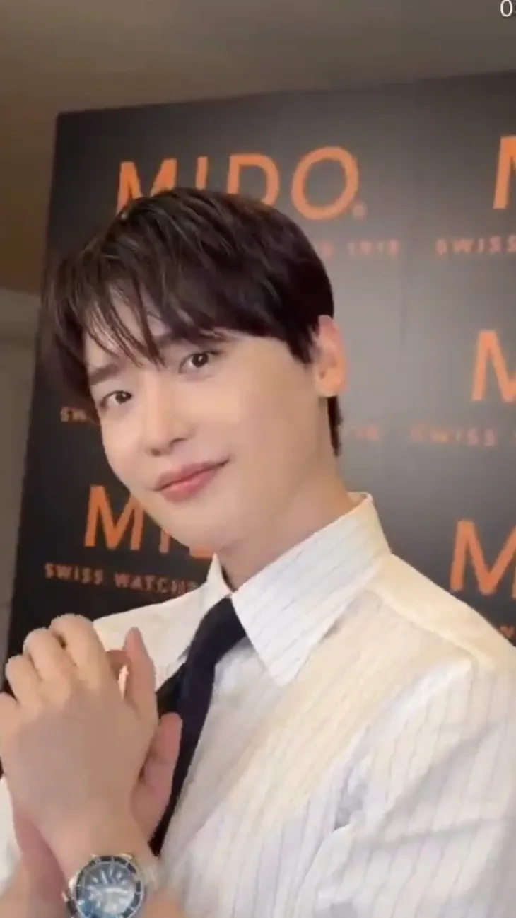Emotional wallpaper shared by fans for Lee Jongsuk