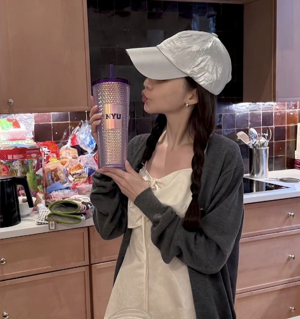 Behind-the-scenes cut of Park Minyoung