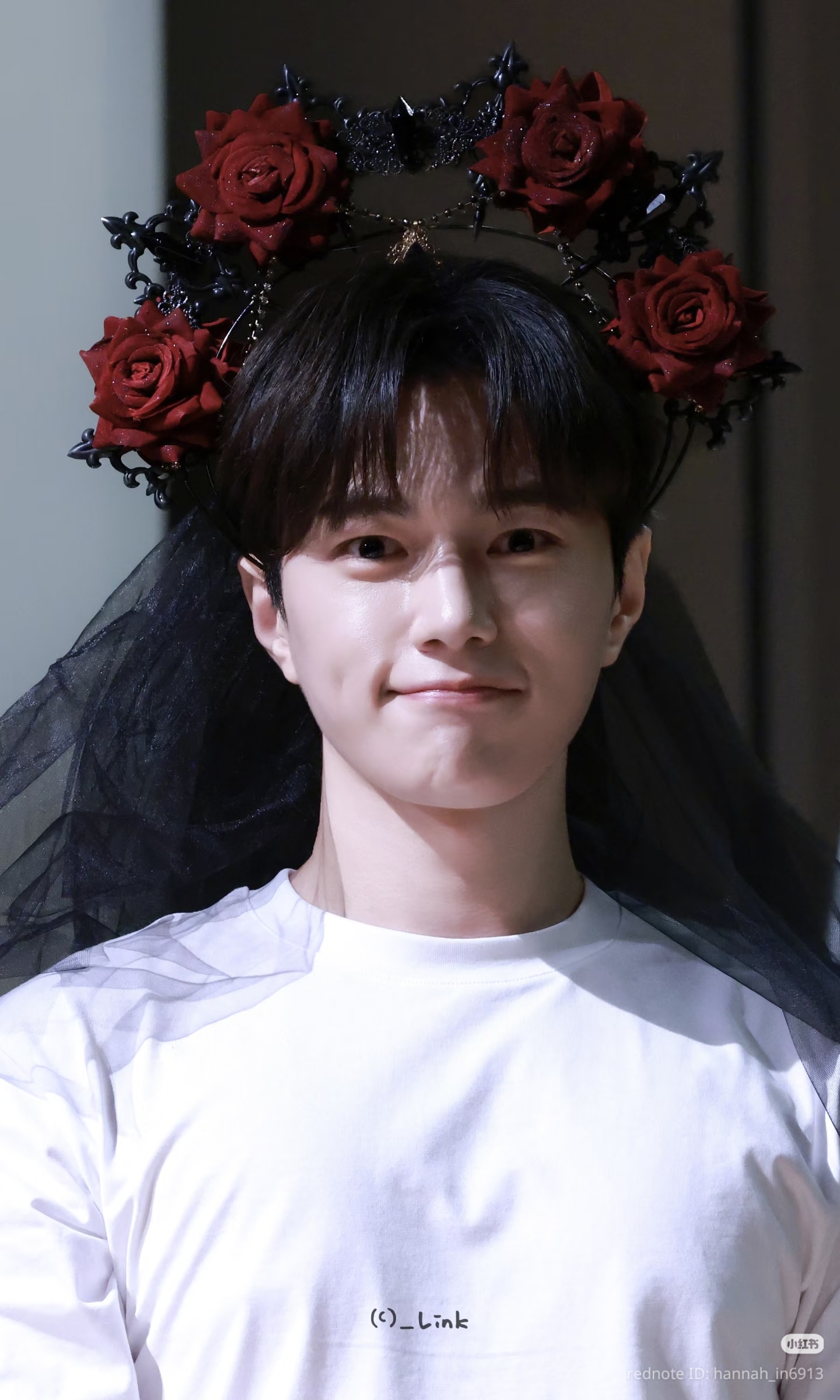 Behind-the-scenes cut of Kim Myungsoo (L)