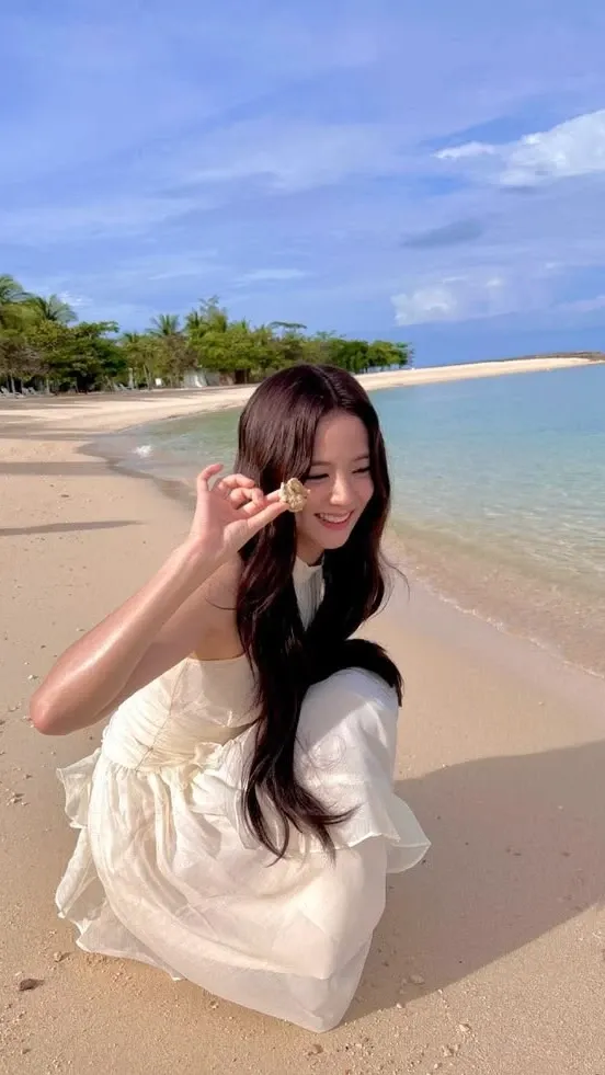 Behind-the-scenes cut of Jisoo (1995)
