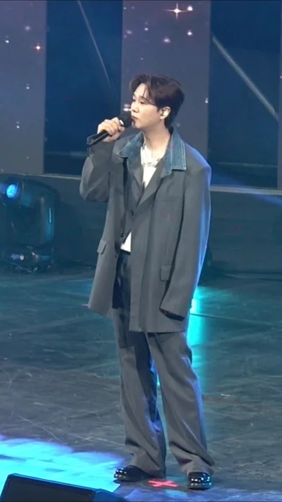 Emotional wallpaper shared by fans for Song Minjun