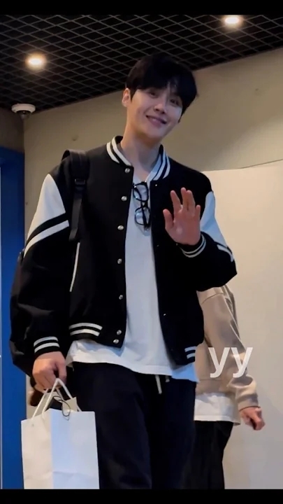 Today's popular wallpaper in Kim Seonho community