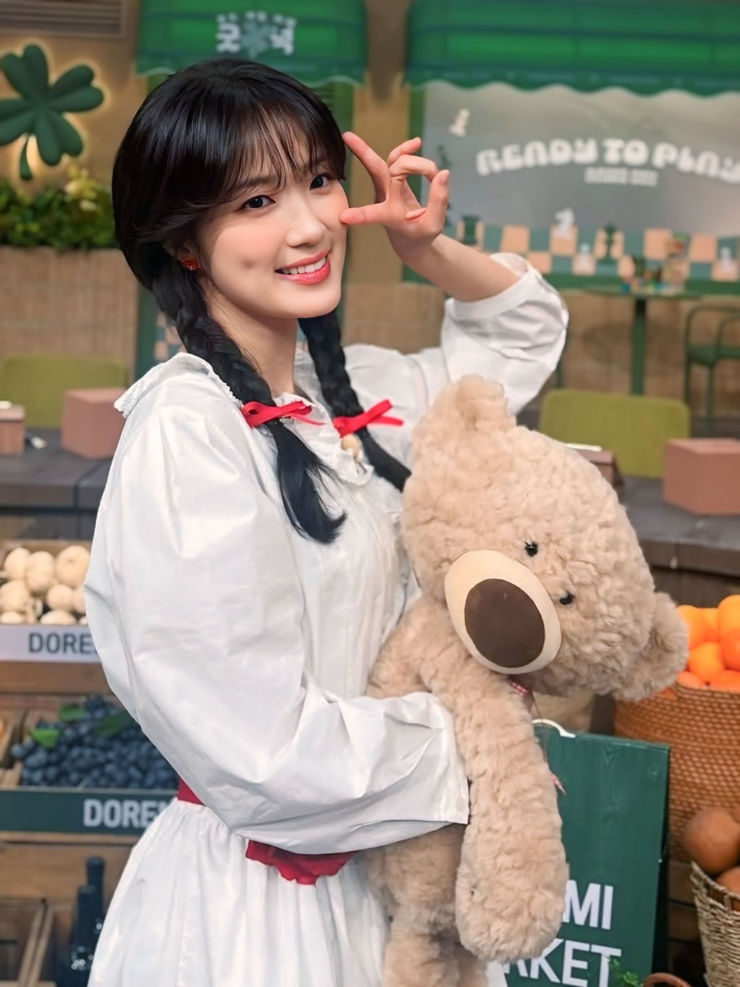 Behind-the-scenes cut of Kim Hyeyoon