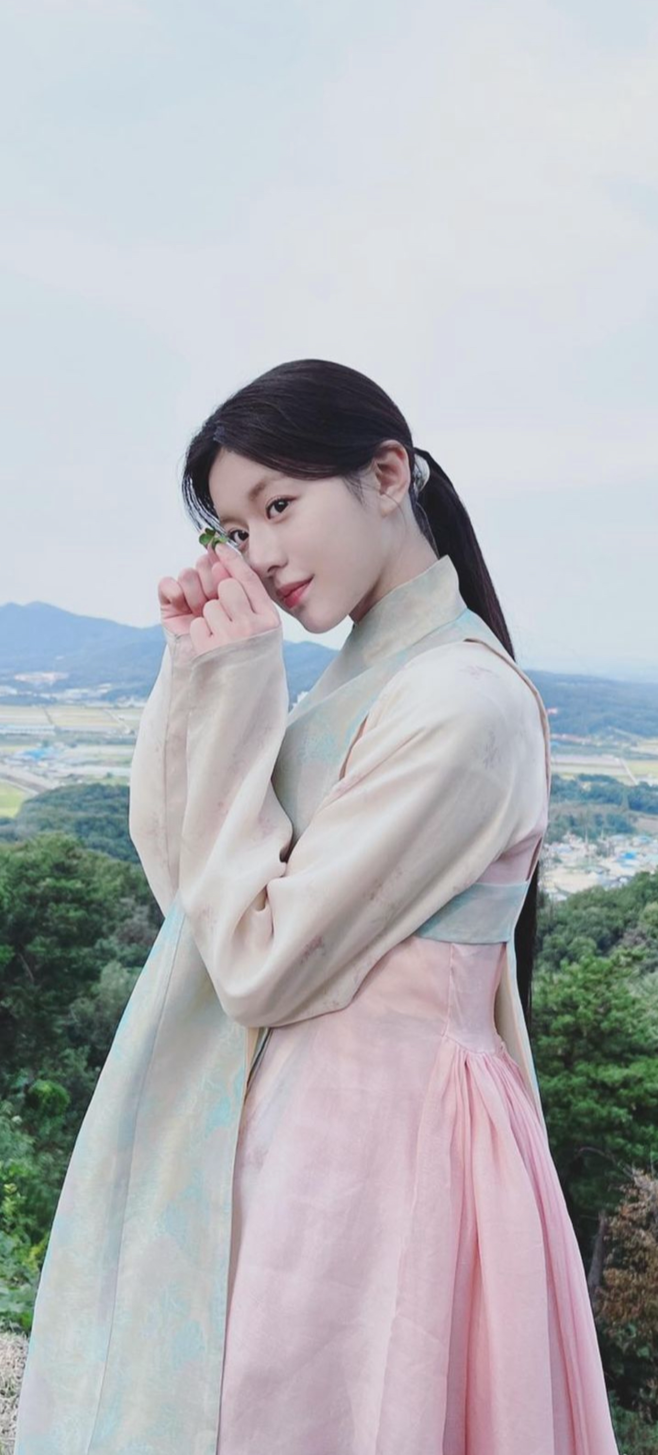 Special wallpaper made by Go Younjung's fans