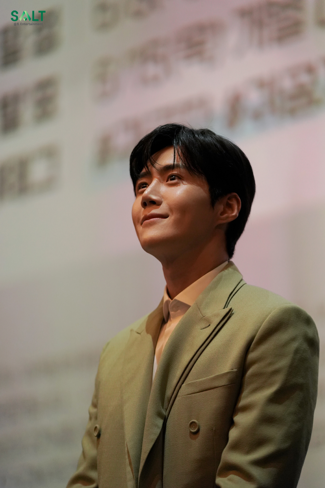 Behind-the-scenes cut of Kim Seonho