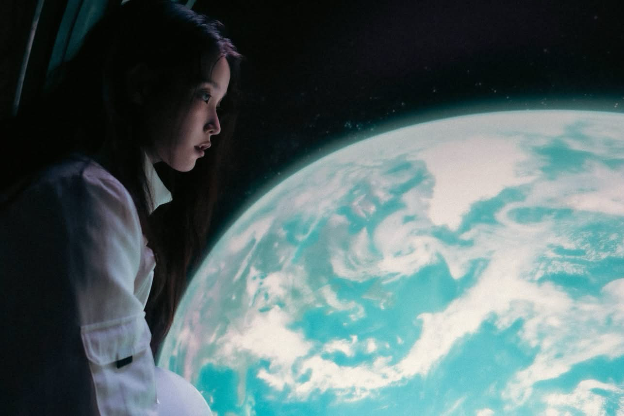 Behind-the-scenes cut of IU