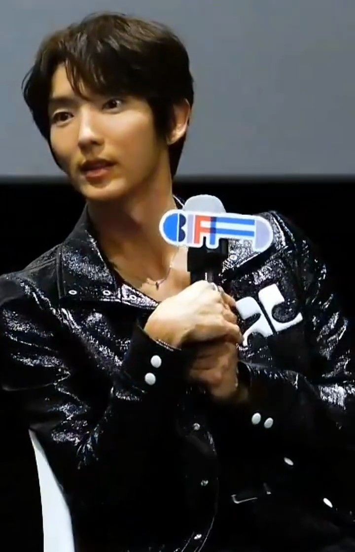 A moment captured by a fan of Lee Joongi