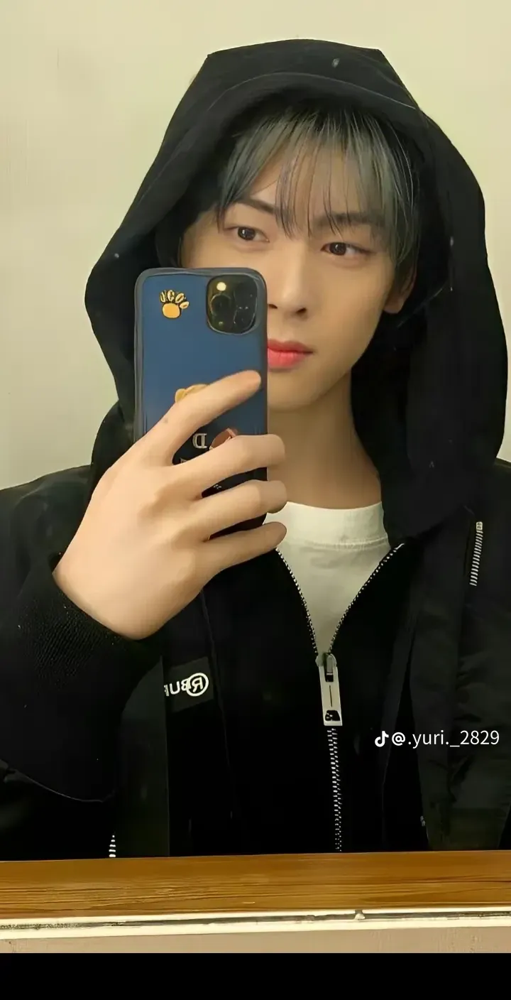 A moment captured by a fan of Cha Eunwoo