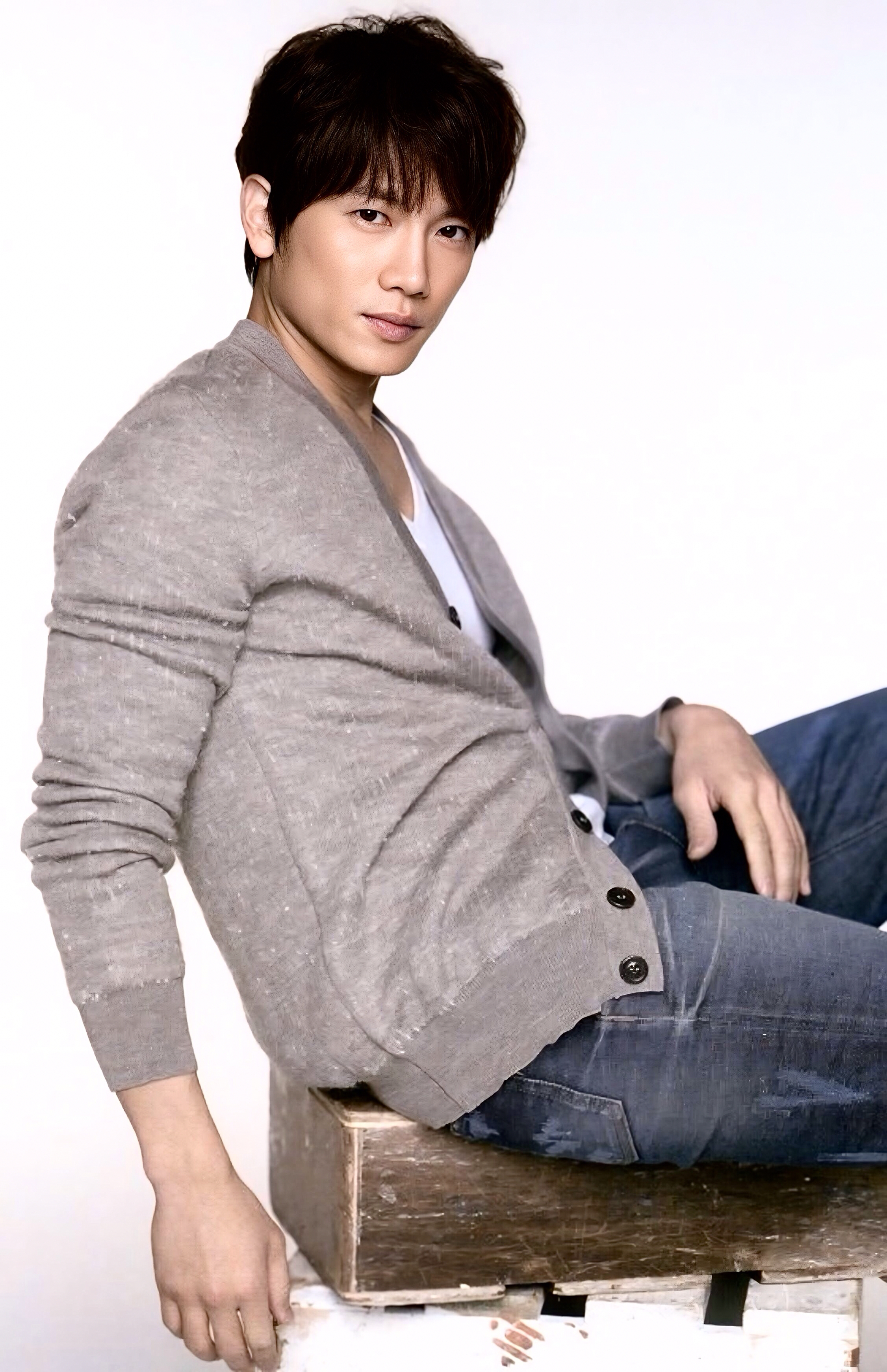 Behind-the-scenes cut of Ji Sung