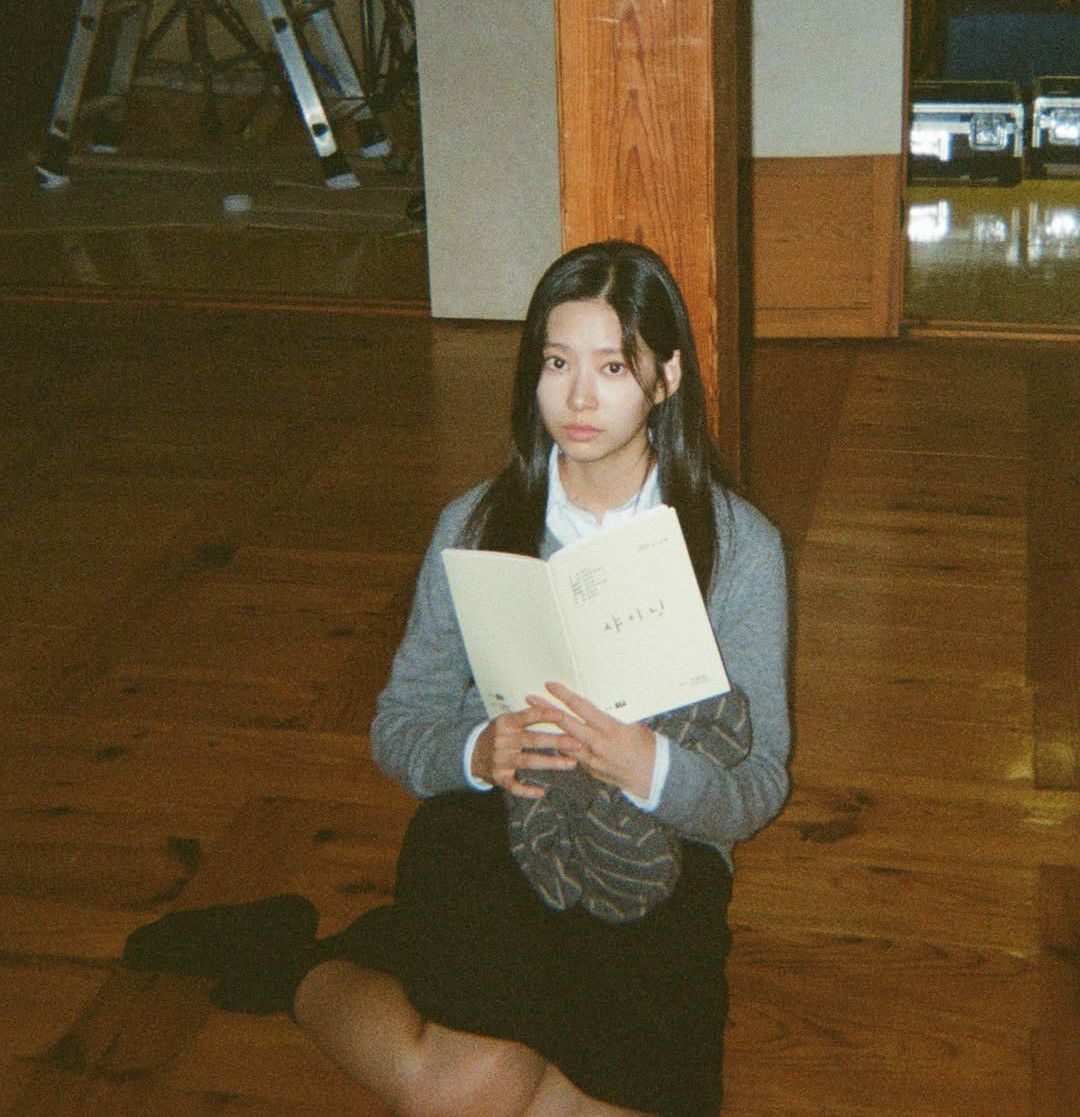Behind-the-scenes cut of Kim Minju