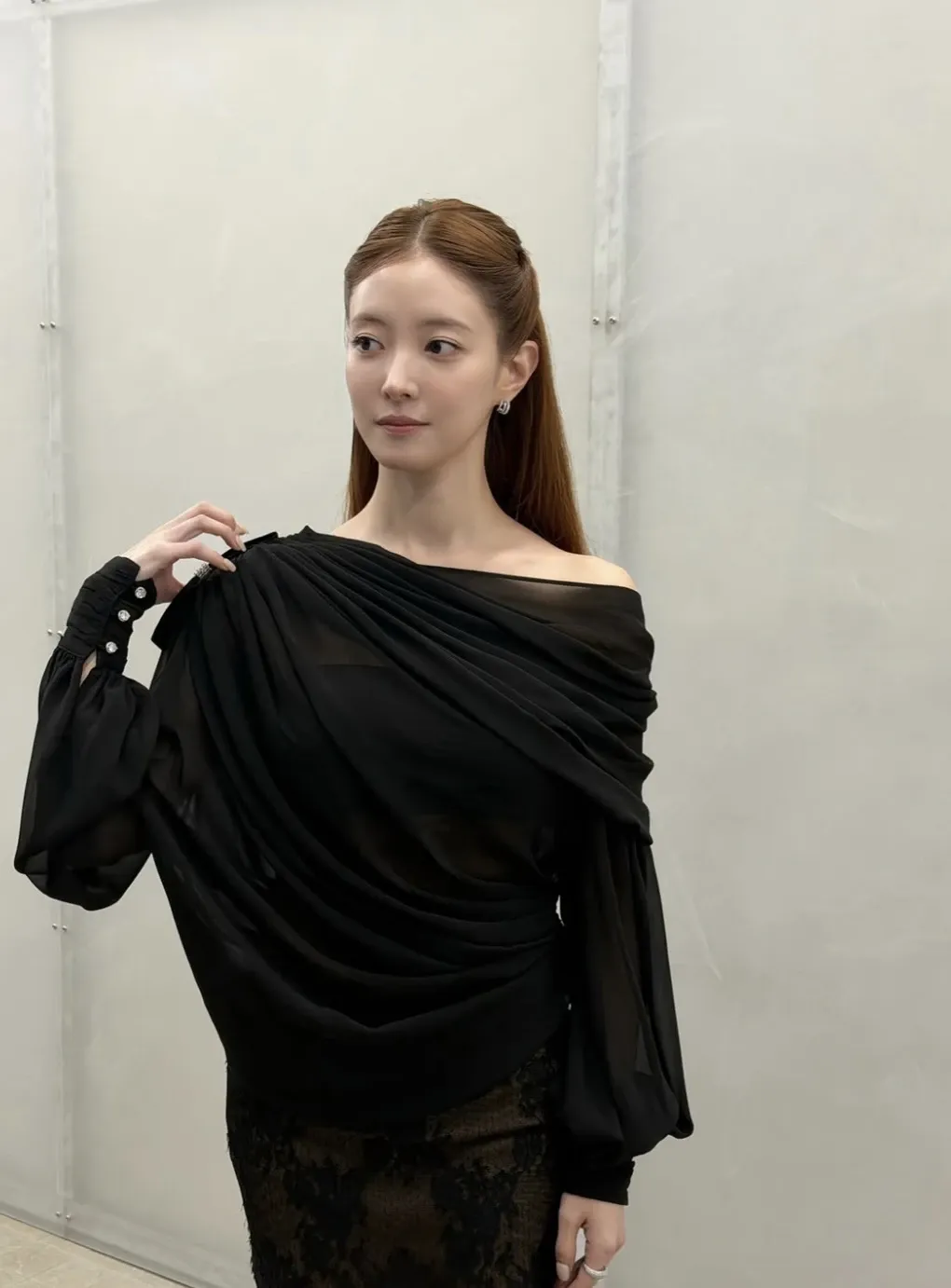 Behind-the-scenes cut of Lee Seyoung