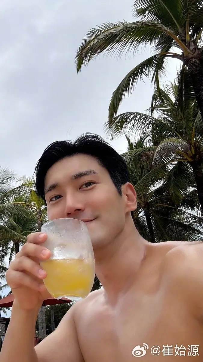 Today's popular wallpaper in Choi Siwon community