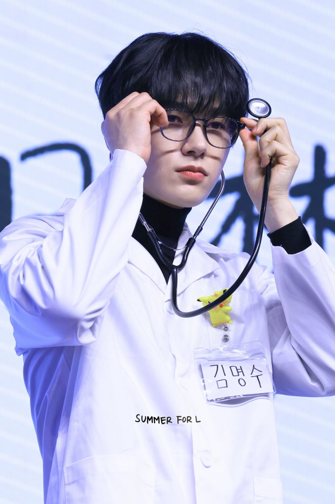 Behind-the-scenes cut of Kim Myungsoo (L)