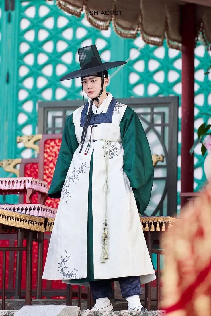 Behind-the-scenes cut of Suho
