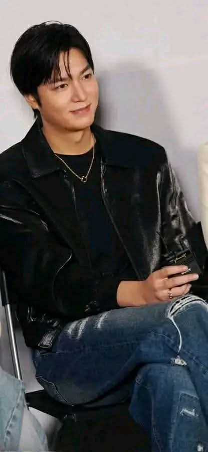 Emotional wallpaper shared by fans for Lee Minho