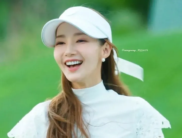 Behind-the-scenes cut of Park Minyoung
