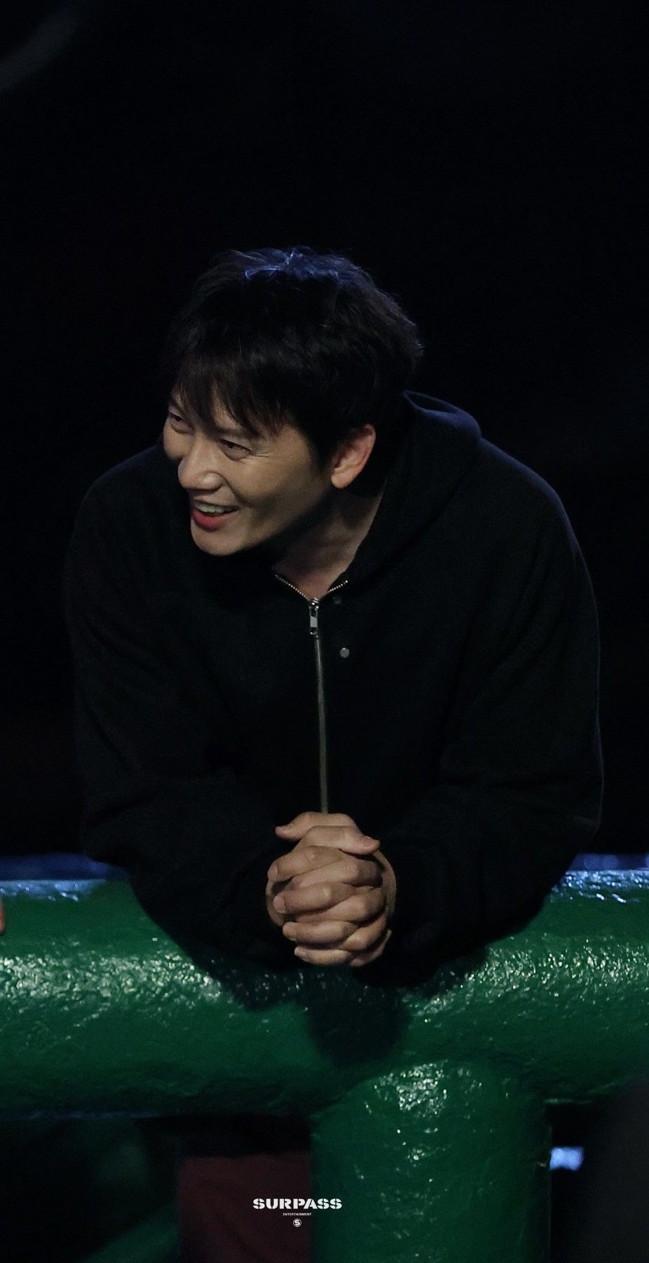 Behind-the-scenes cut of Ji Sung