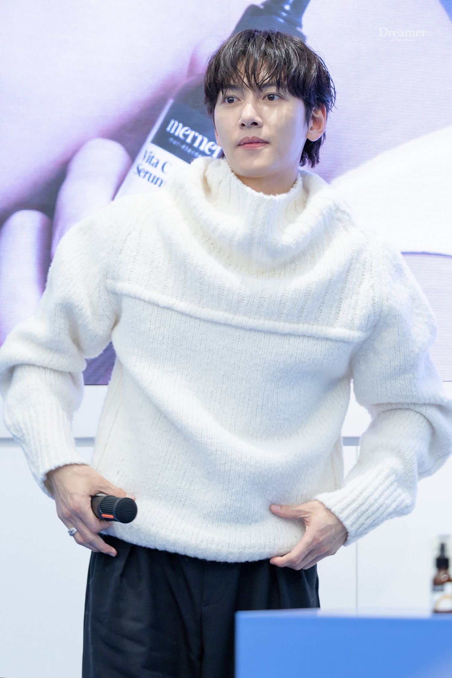 粉絲拍下的池昌旭瞬間