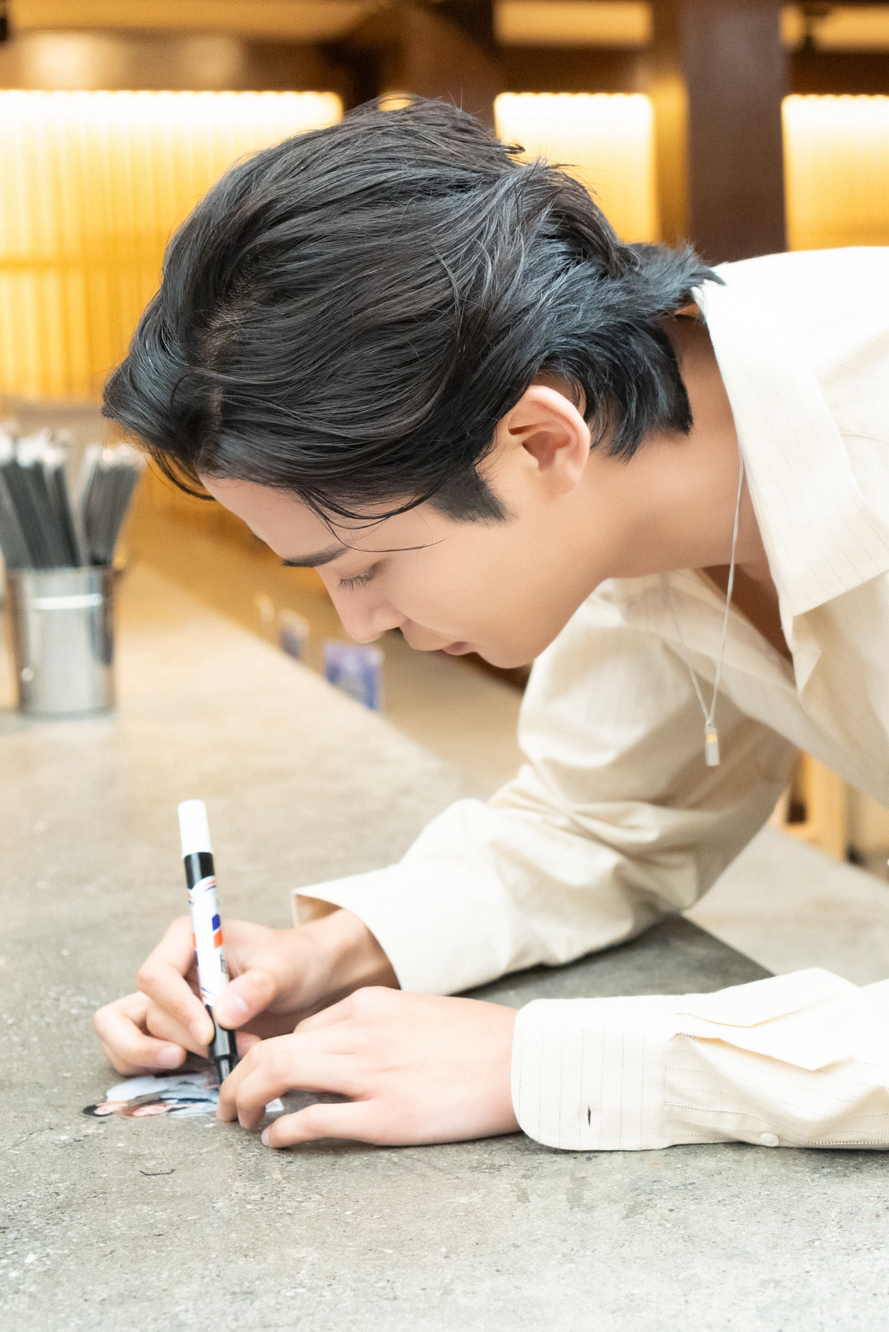 Momen yang diabadikan oleh penggemar Rowoon