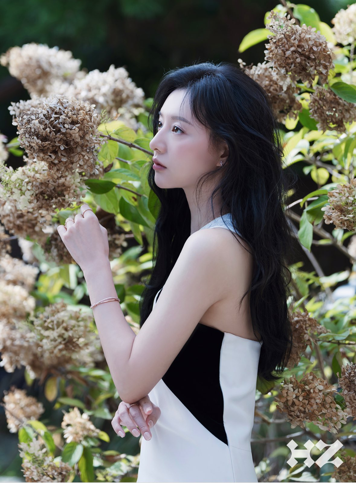 Behind-the-scenes cut of Kim Jiwon