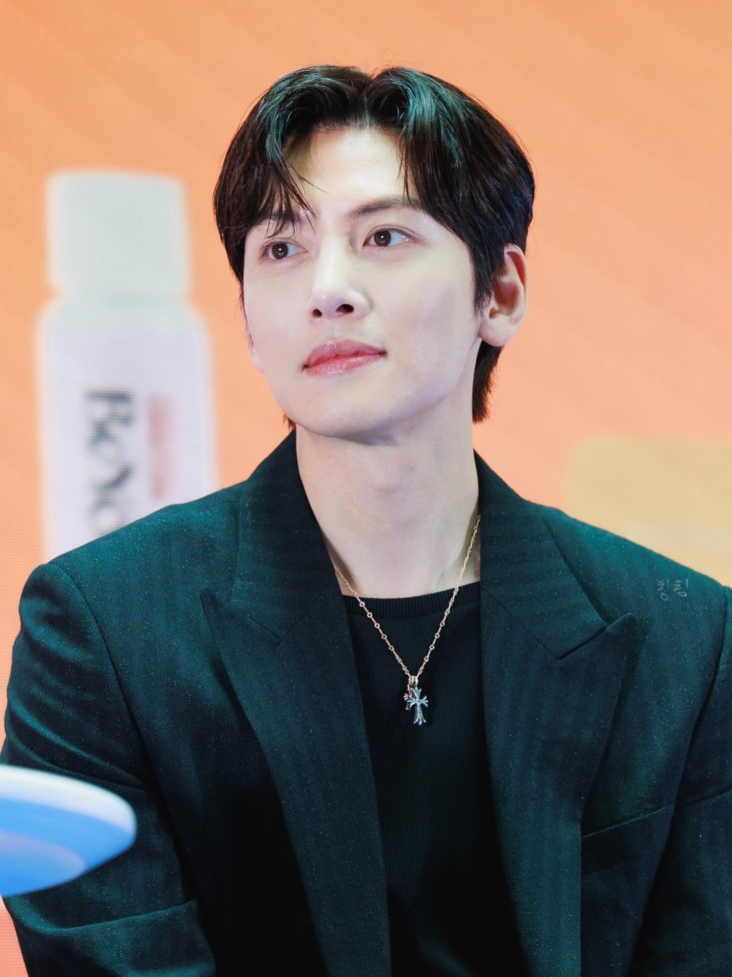 粉絲拍下的池昌旭瞬間