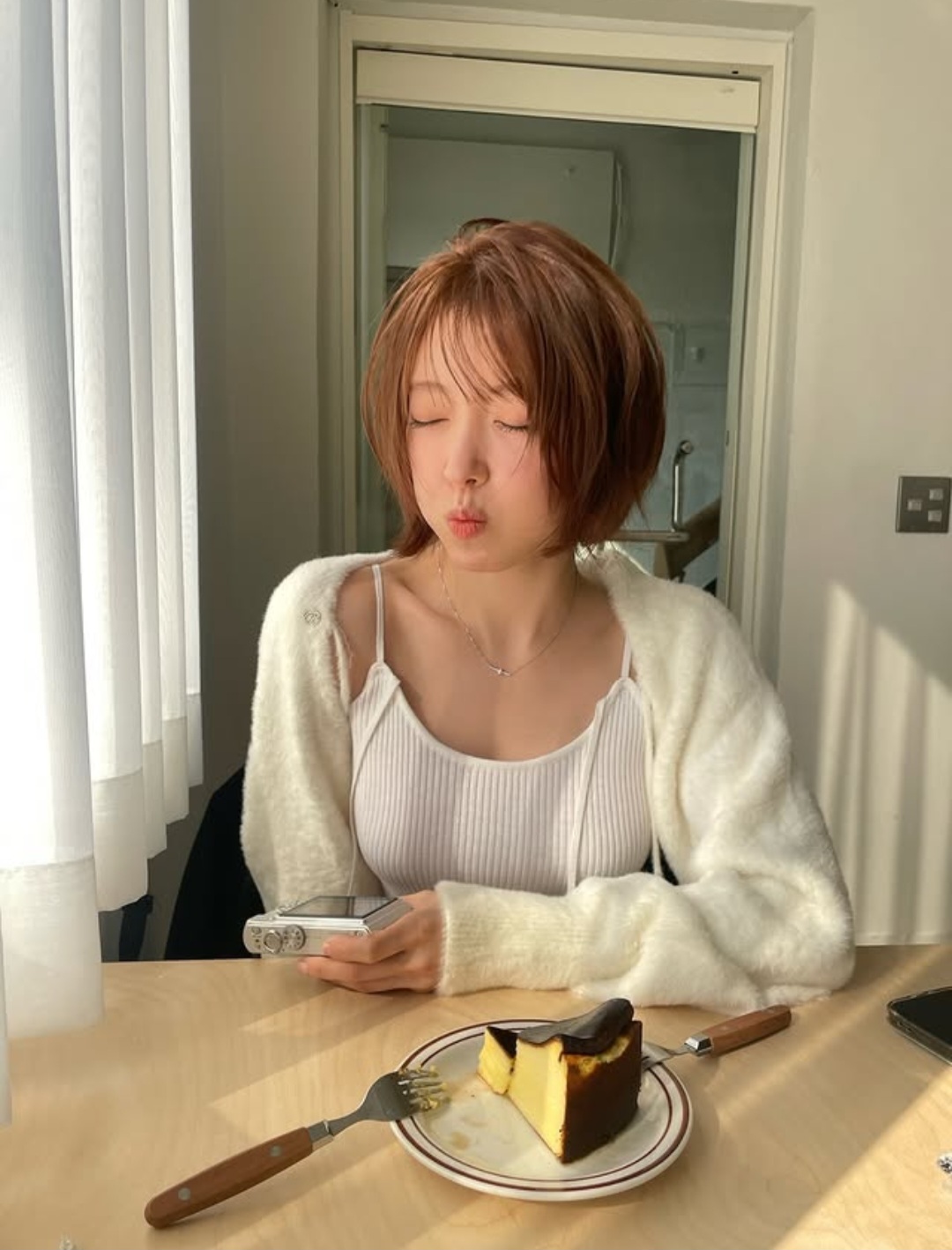 Behind-the-scenes cut of Lee Seyoung