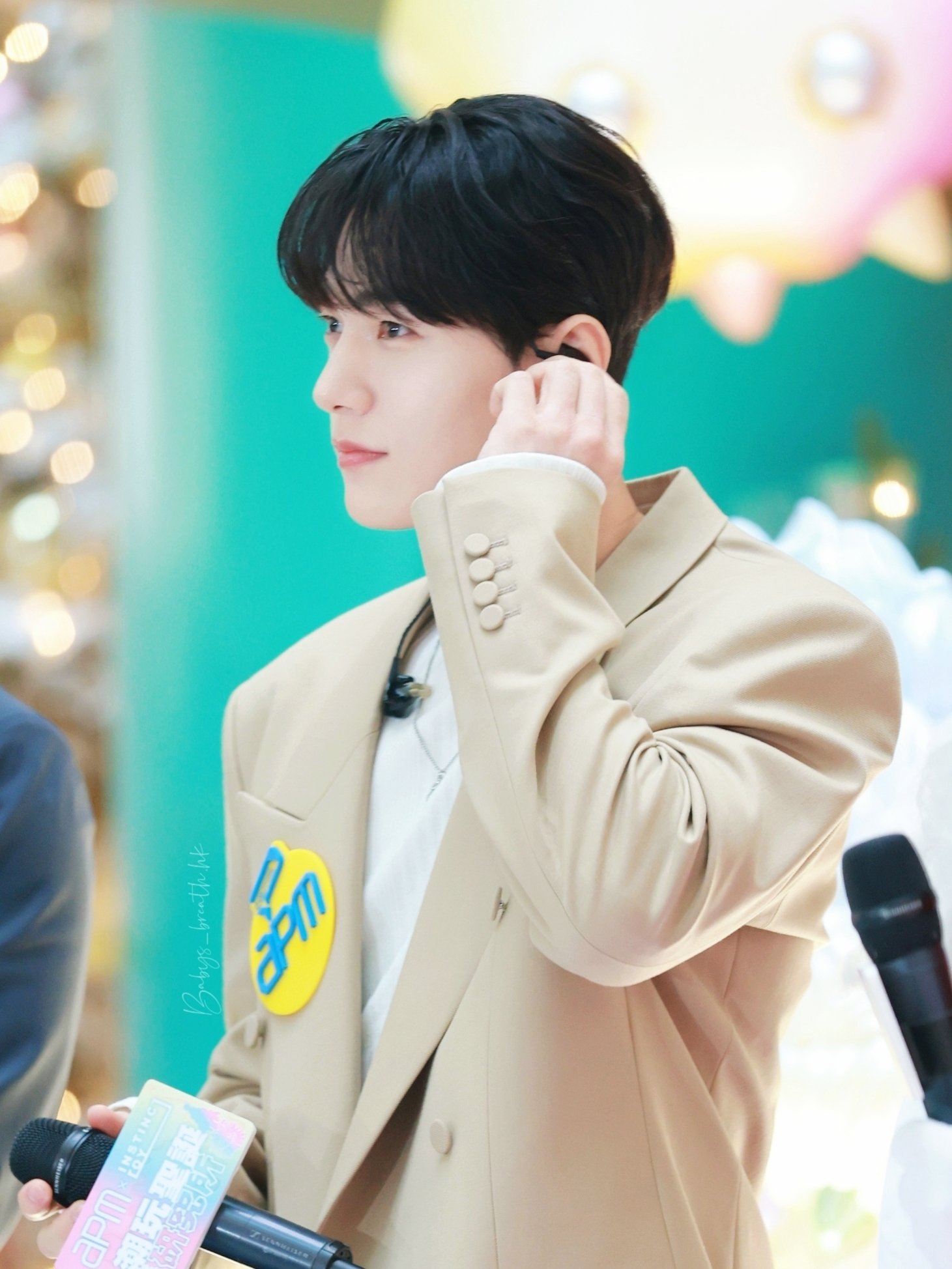 Behind-the-scenes cut of Kim Myungsoo (L)