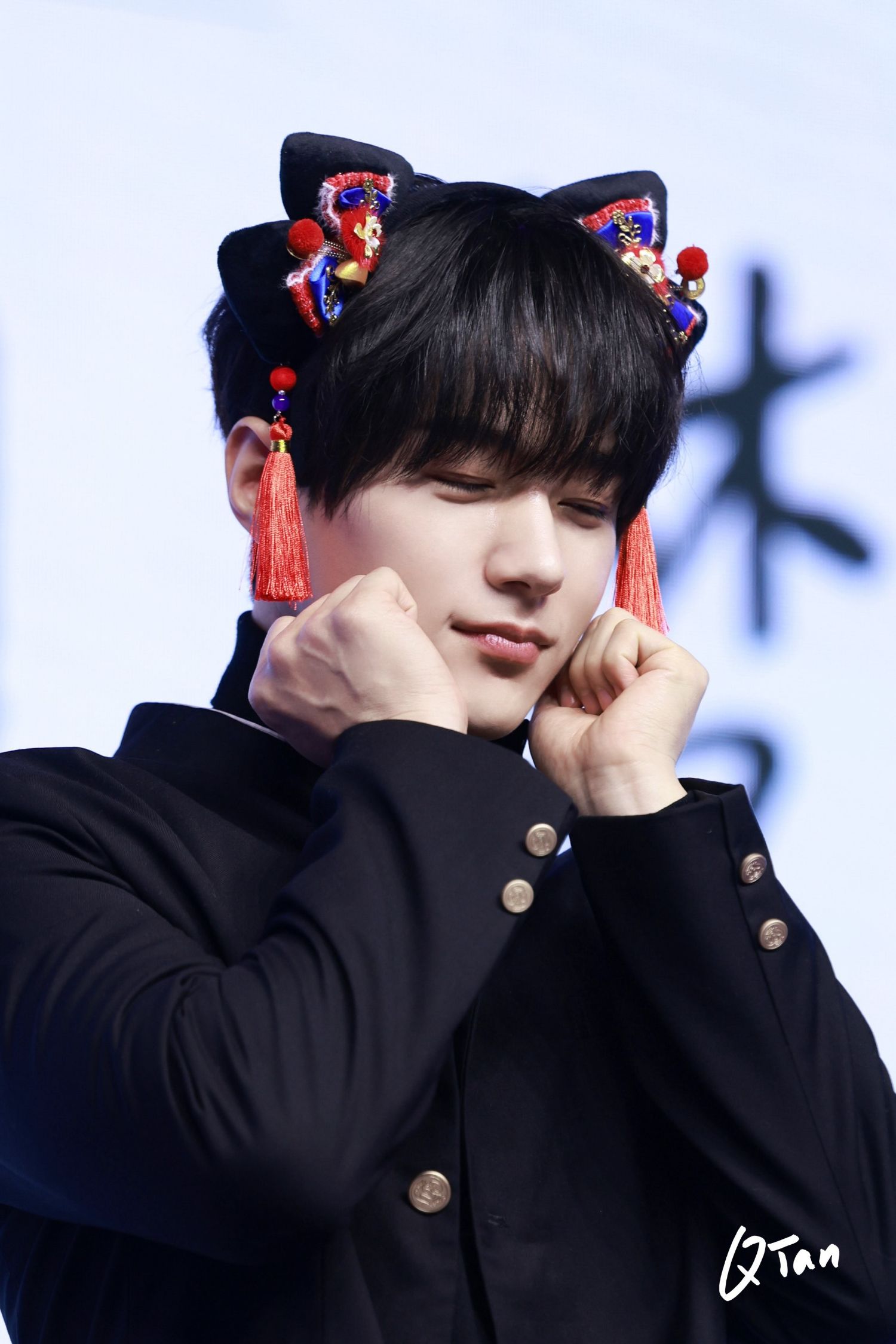 Behind-the-scenes cut of Kim Myungsoo (L)