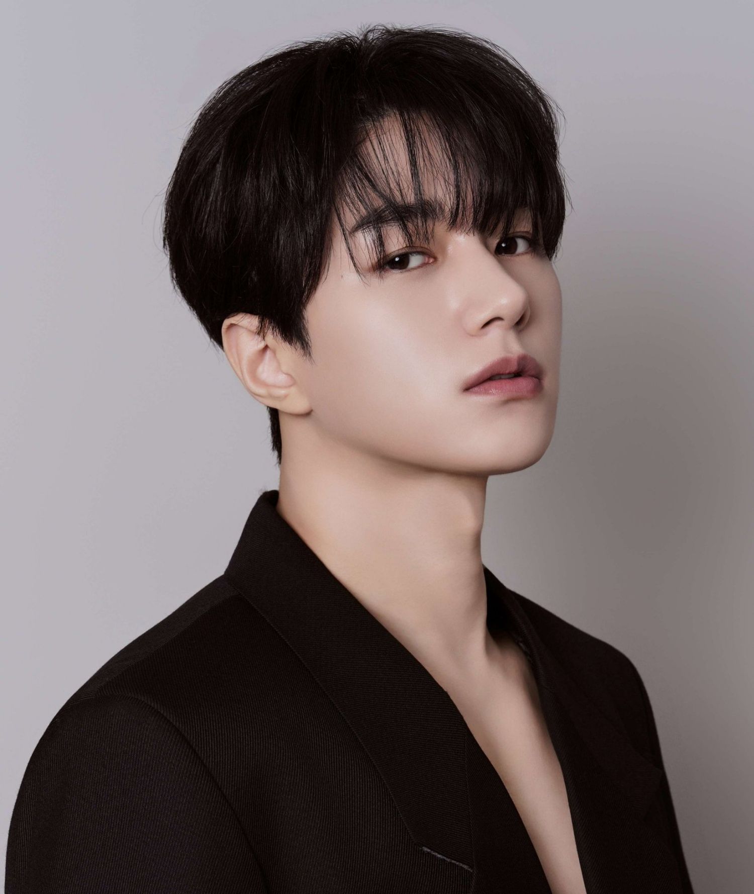 Recent activity shot of Kim Myungsoo (L)