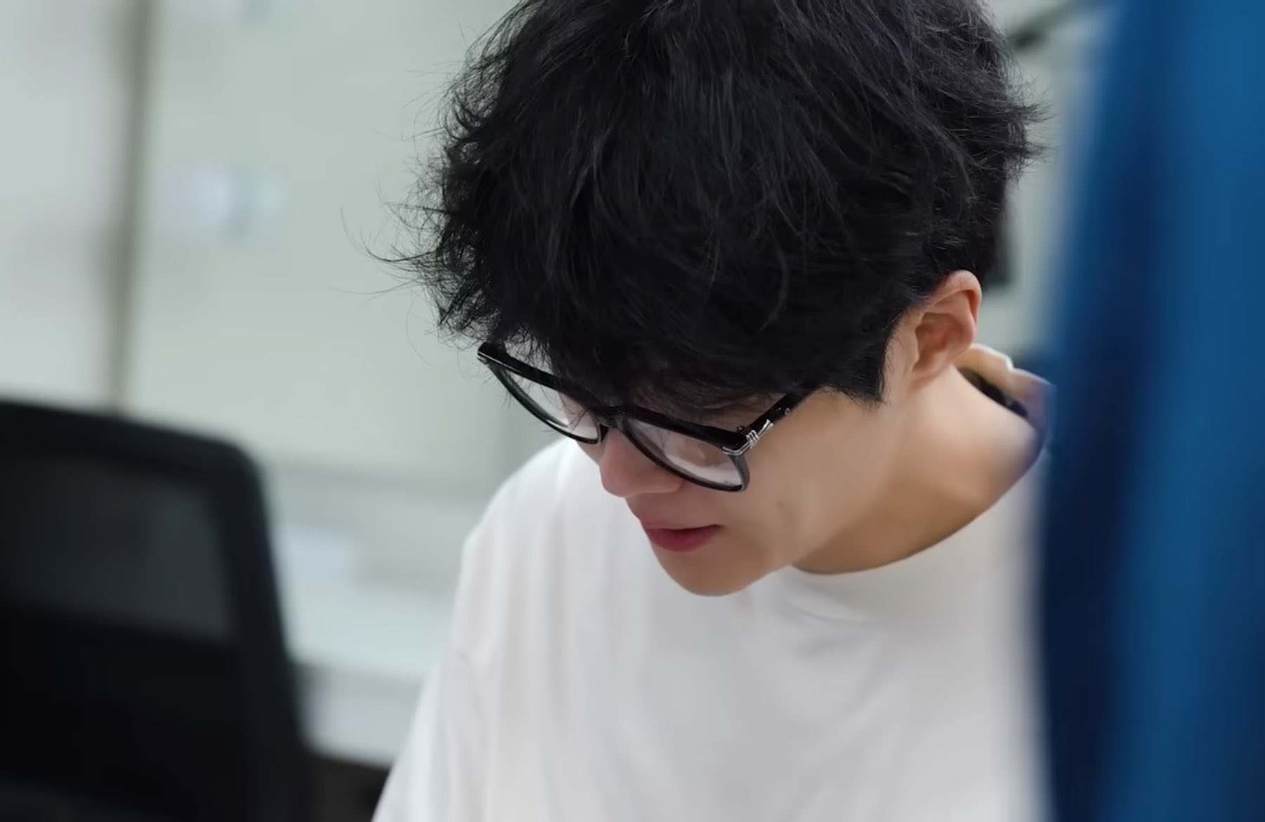 Behind-the-scenes cut of Kim Seonho