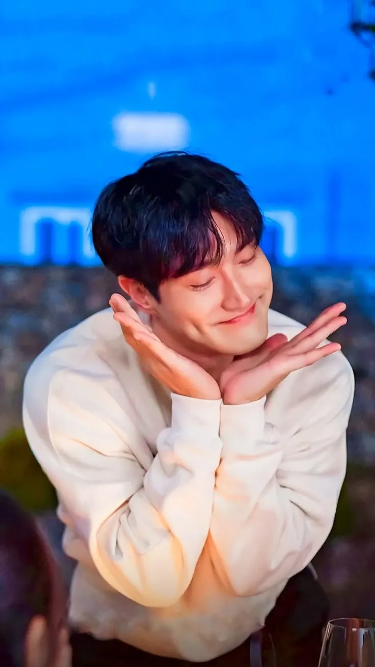 Emotional wallpaper shared by fans for Choi Siwon