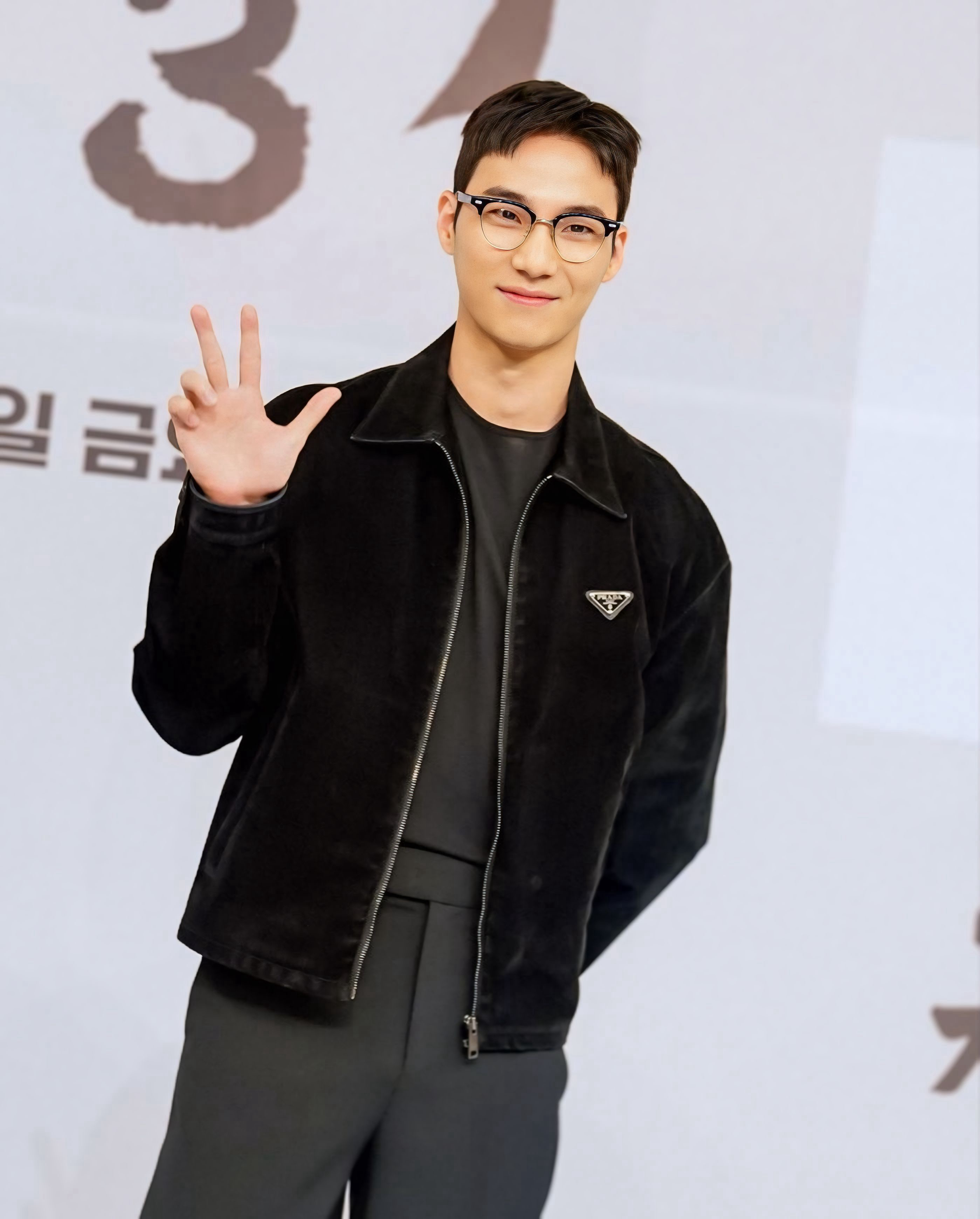 Behind-the-scenes cut of Lee Hongnae