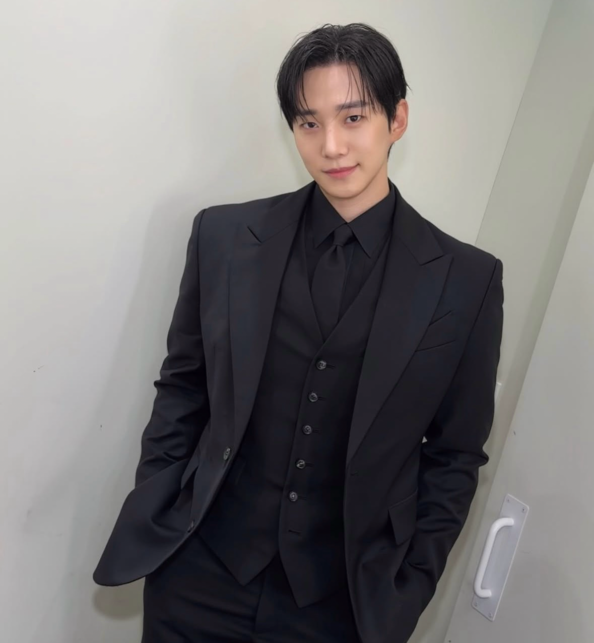 Behind-the-scenes cut of Lee Junho