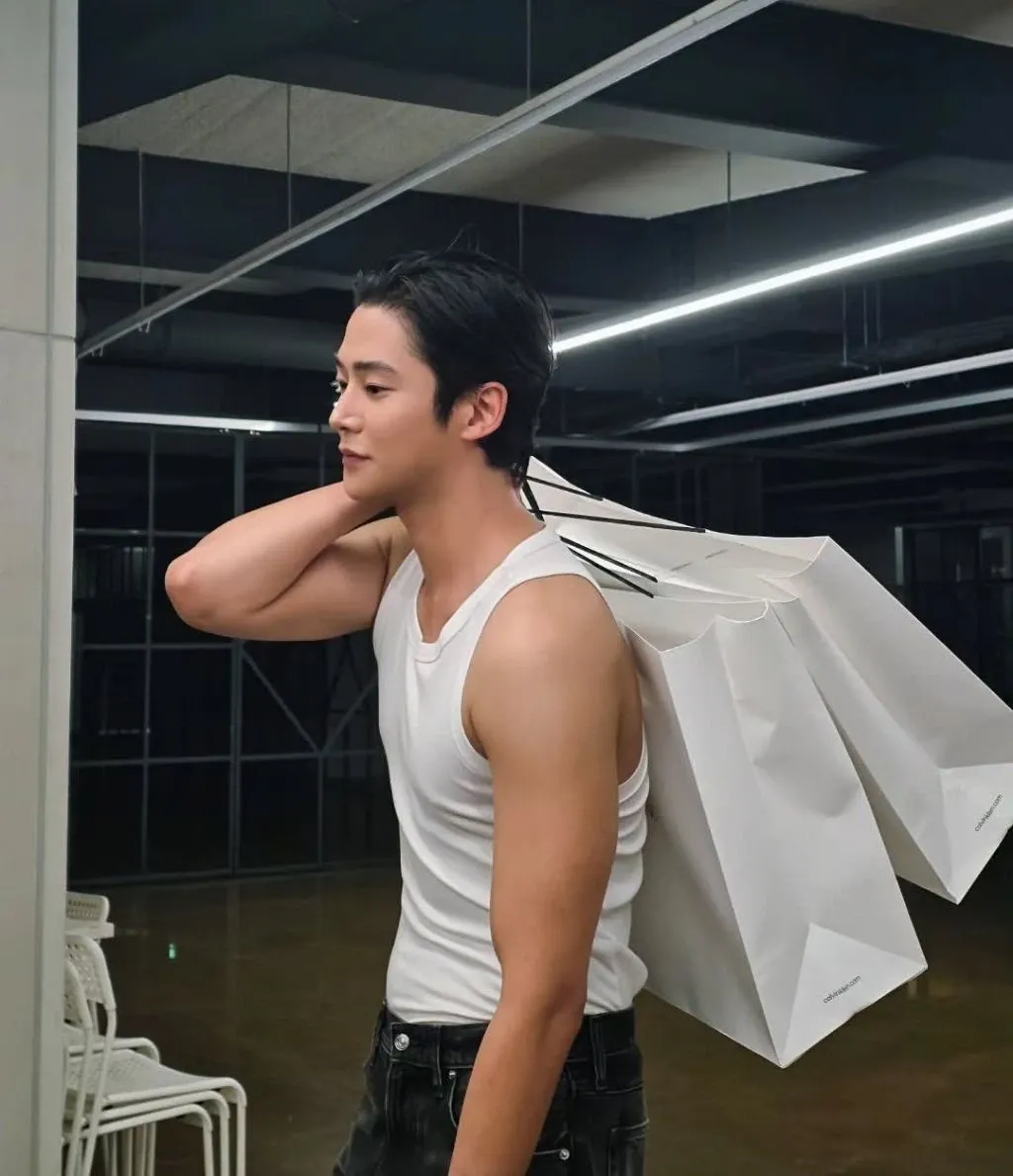 Foto kegiatan terbaru dari Rowoon